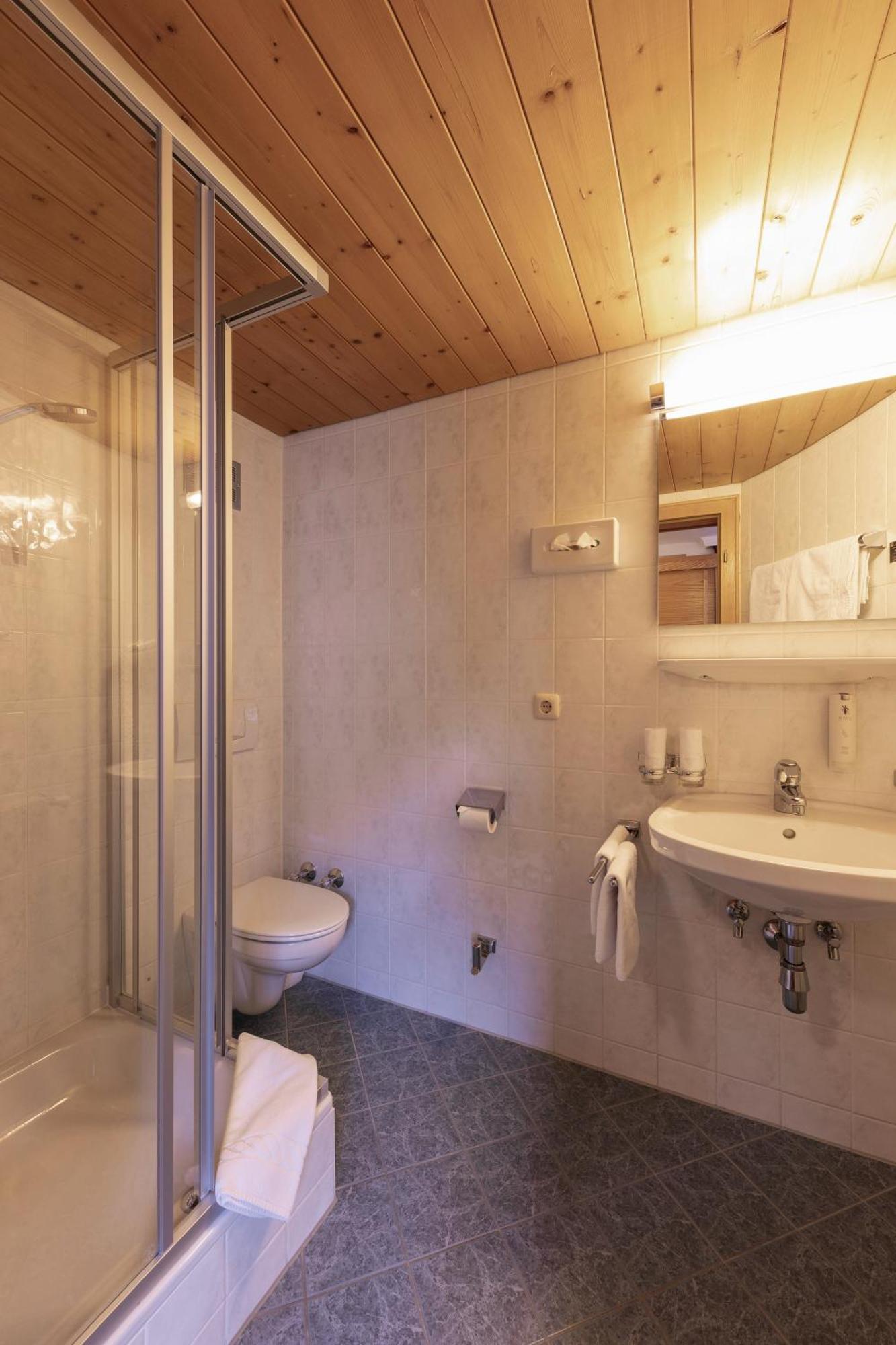 Quality Hosts Arlberg - Hotel Goldenes Kreuz B&B Sankt Anton am Arlberg Exterior foto